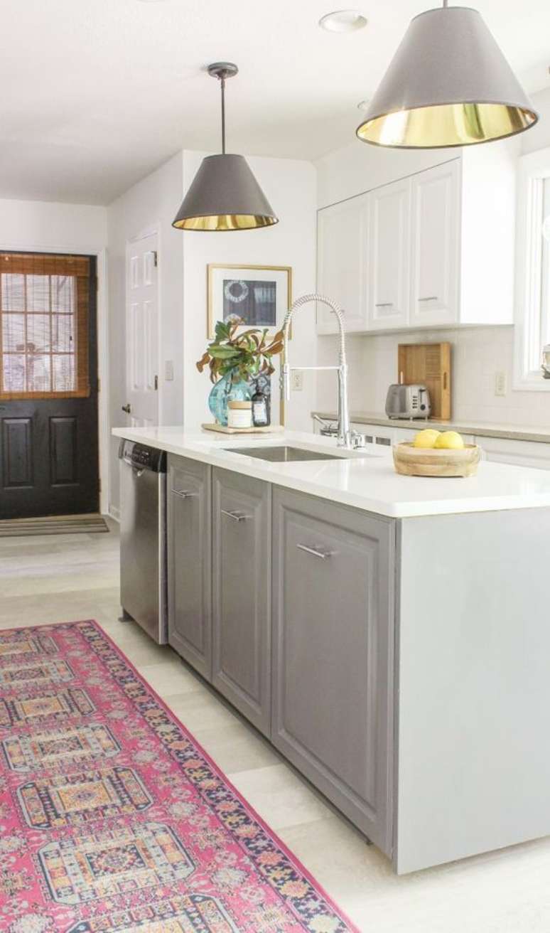 42. Cozinha com silestone branco e arm&aacute;rios cinzas &ndash; Foto Designing Vibes