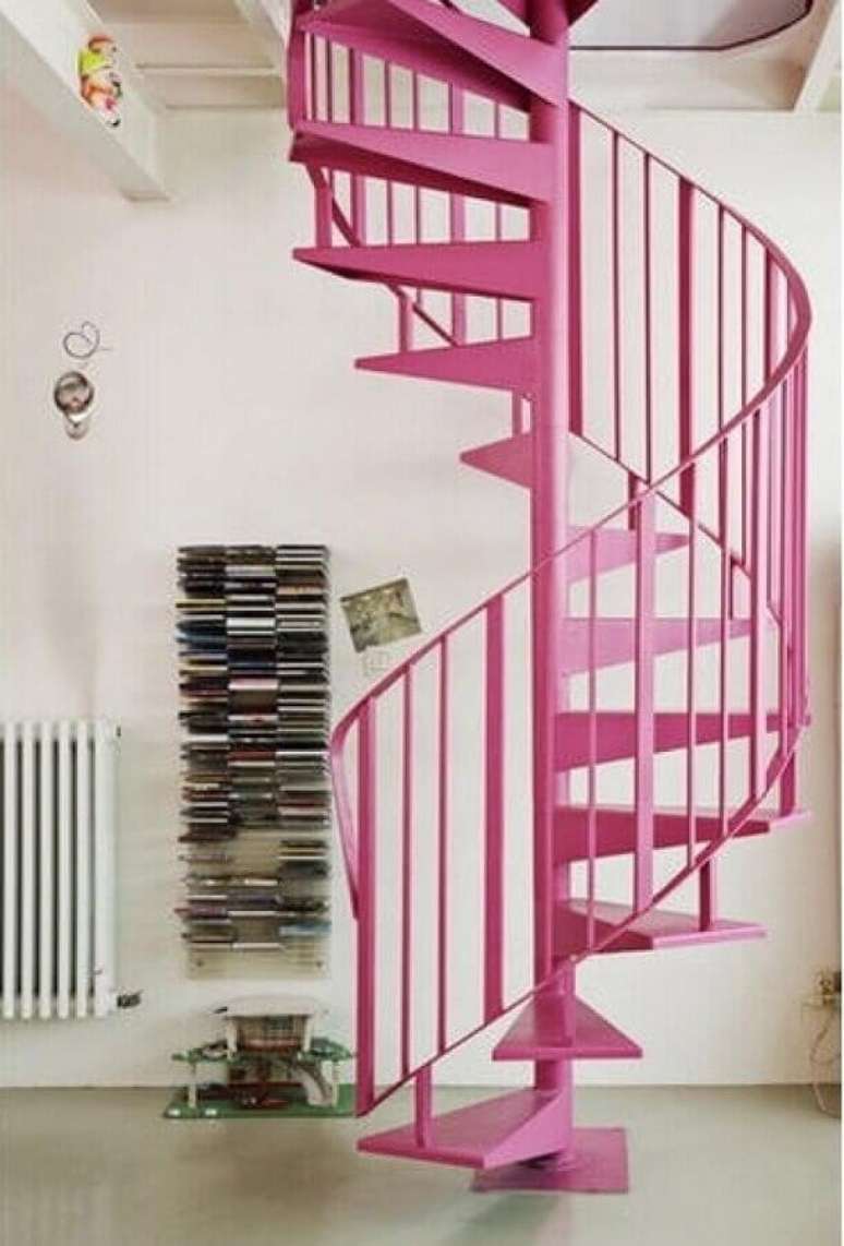 21. Decoração clean para casa com escada espiral rosa – Foto: Pinterest