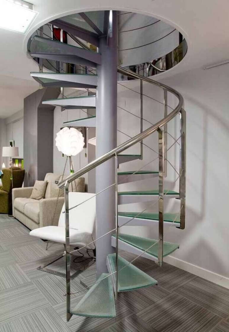 27. Decoração de sala cinza com escada espiral de vidro e inox – Foto: Pinterest