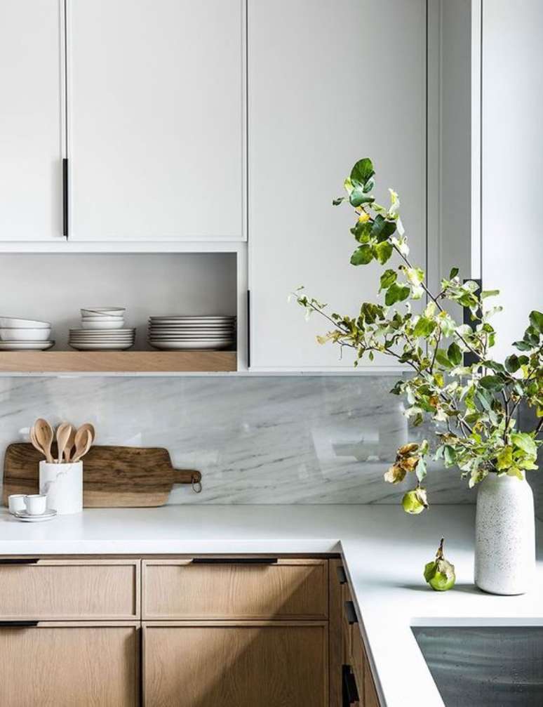 54. Cozinha moderna em L com silestone branco na bancada e decoração com plantas – Foto Vegetarian Ventures