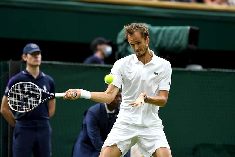 Daniil Medvedev perdeu para o polonês Hubert Hurkacz e foi eliminado nesta terça-feira Divulgação/Wimbledon