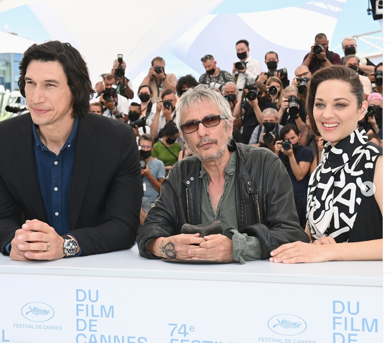 Adam Driver, o diretor Leos Carax e Marion Cotillard posam para fotos em Cannes nesta terça