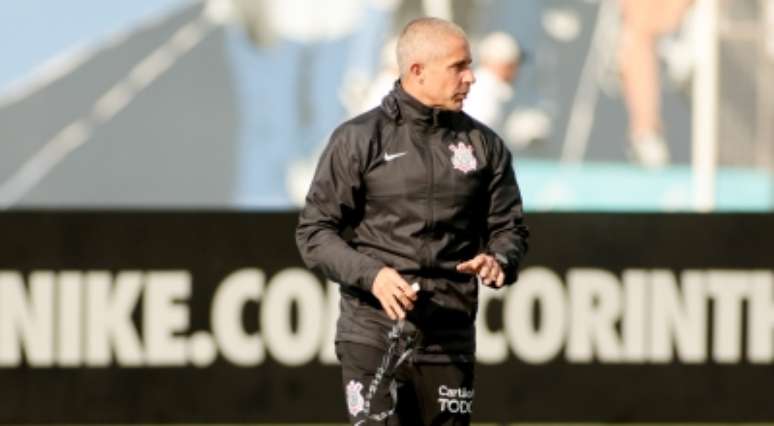 Sylvinho comanda treino do Corinthians; técnico cobra evolução ofensiva do time