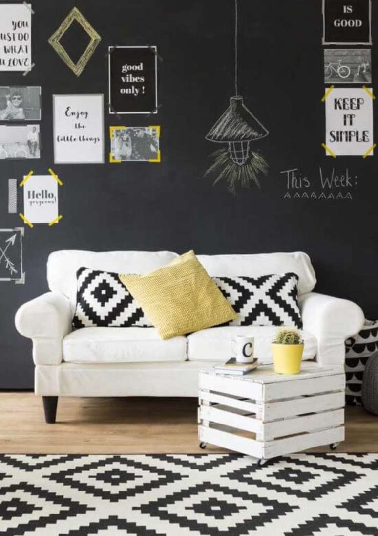 61. A namoradeira branca se destaca na decora&ccedil;&atilde;o. Fonte: Pinterest