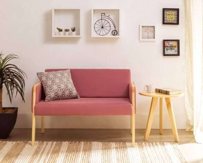 40. Modelo simples de cadeira namoradeira de madeira com estofado rosa – Foto: Oppa Design