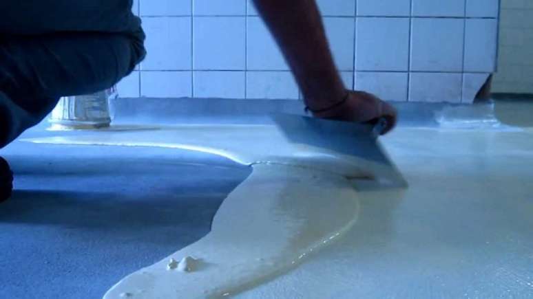 28- O porcelanato líquido pode ser aplicado diretamente sobre o piso cerâmico. Fonte: Porcelanato líquido