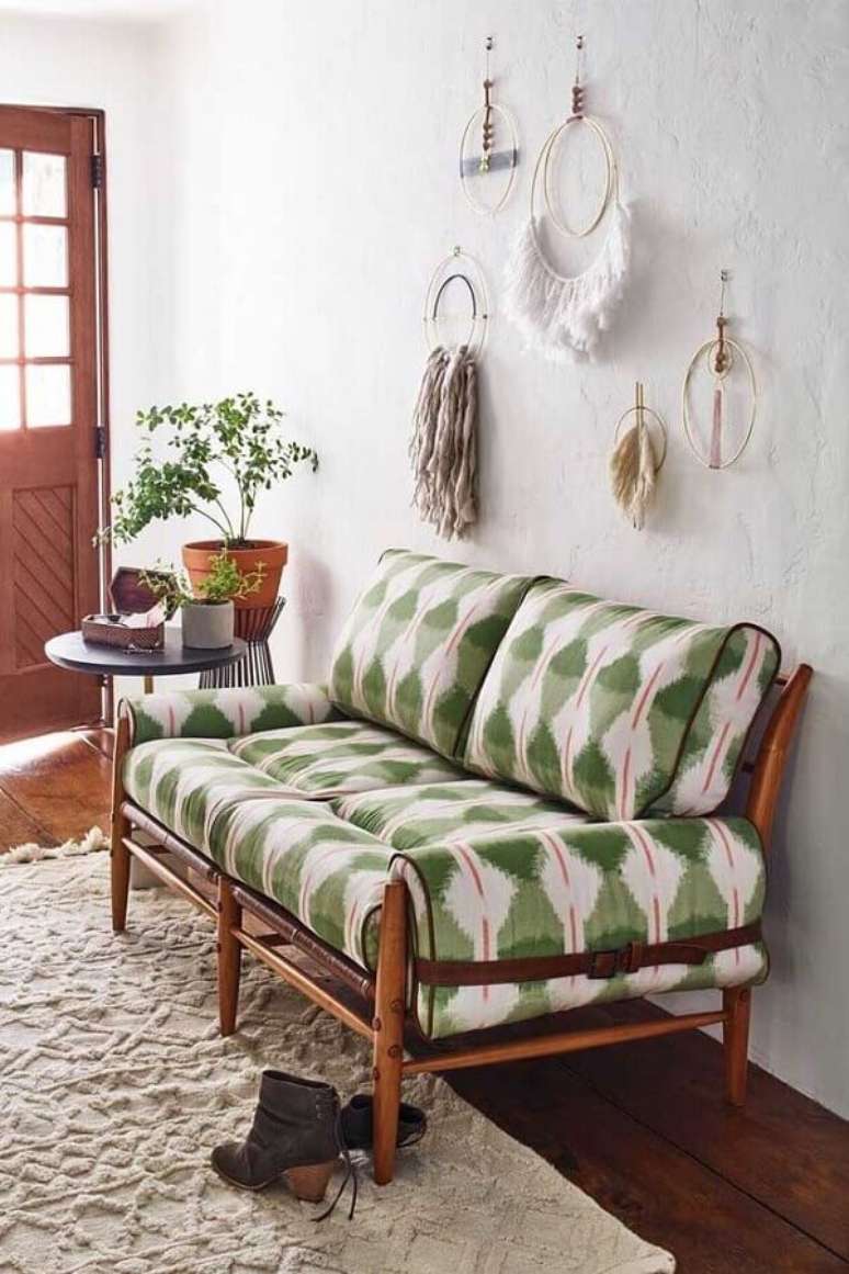 32. Decora&ccedil;&atilde;o simples para hall com filtro dos sonhos e namoradeira de madeira estofada &ndash; Foto: Anthropologie