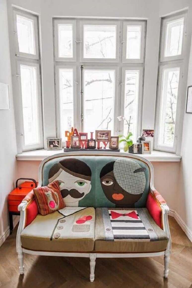 13. A cadeira namoradeira com estofado divertido d&aacute; um toque irreverente ao ambiente &ndash; Foto: HF Urbanismo