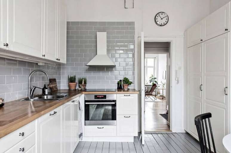 2. Cozinha clássica com revestimento cerâmico cinza e armários brancos. Fonte: Houzz