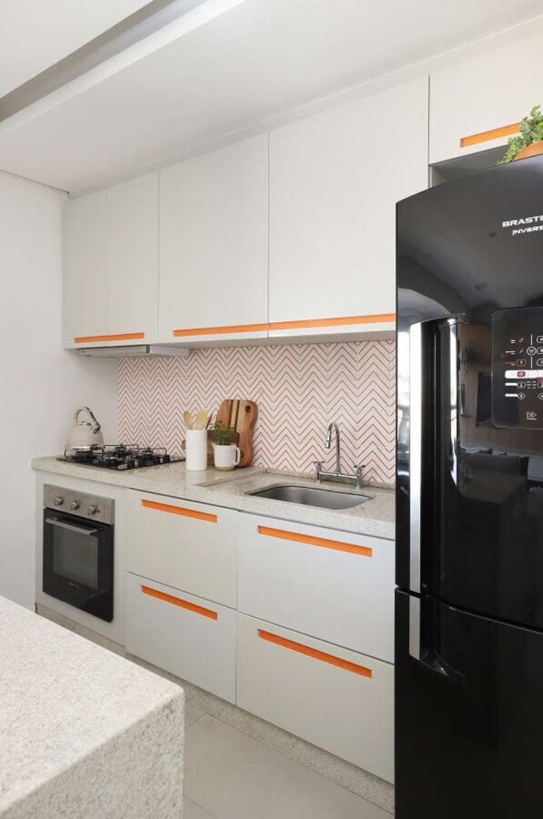 34. Cozinha pequena decorada com arm&aacute;rio planejado branco com detalhes laranja &ndash; Foto: Studio Canto Arquitetura