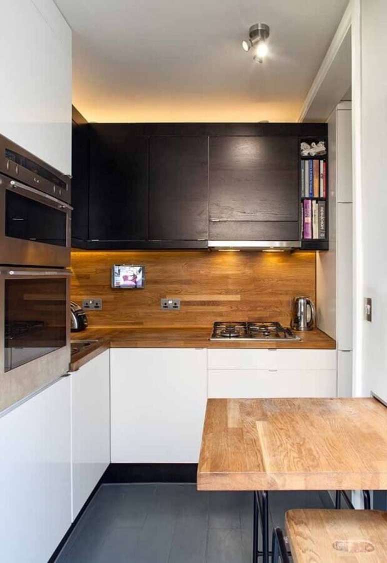7. Arm&aacute;rio planejado para cozinha pequena decorada com revestimento amadeirado &ndash; Foto: Home Fashion Trend