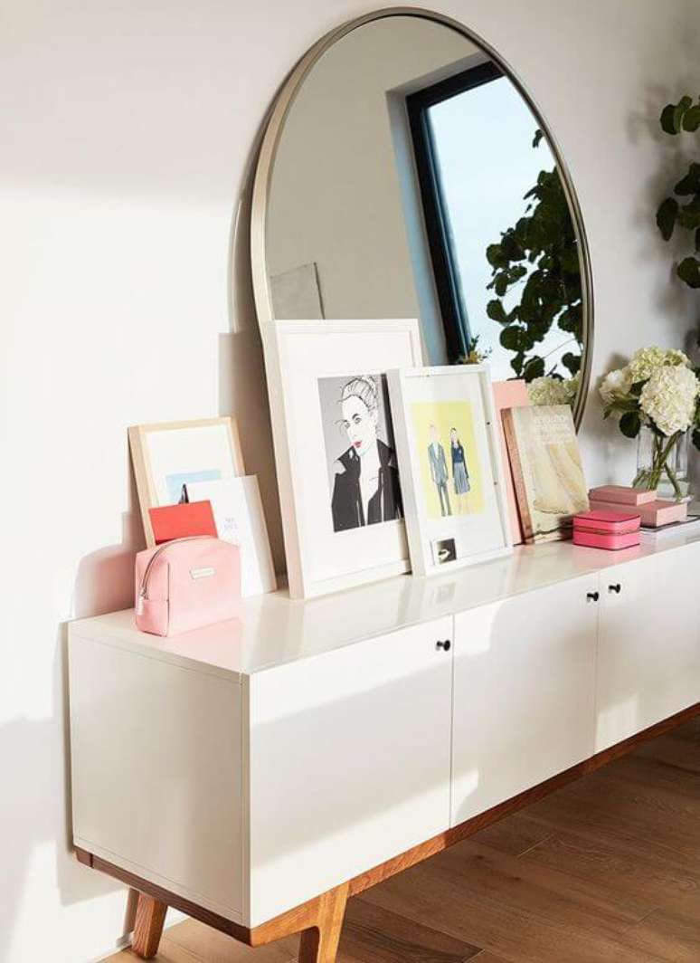 2. Aparador retro decorado com moldura redonda para espelho – Foto Living Gazette