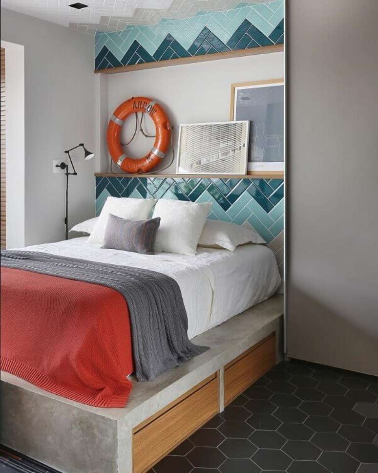 50. O revestimento cerâmico colorido traz um toque de cor para o dormitório. Fonte: Mandril Arquitetura