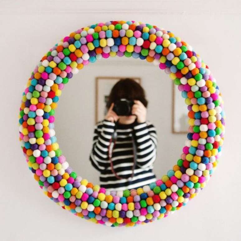 25. Moldura redonda DIY com bolinhas coloridas ao redor do espelho – Foto Etsy