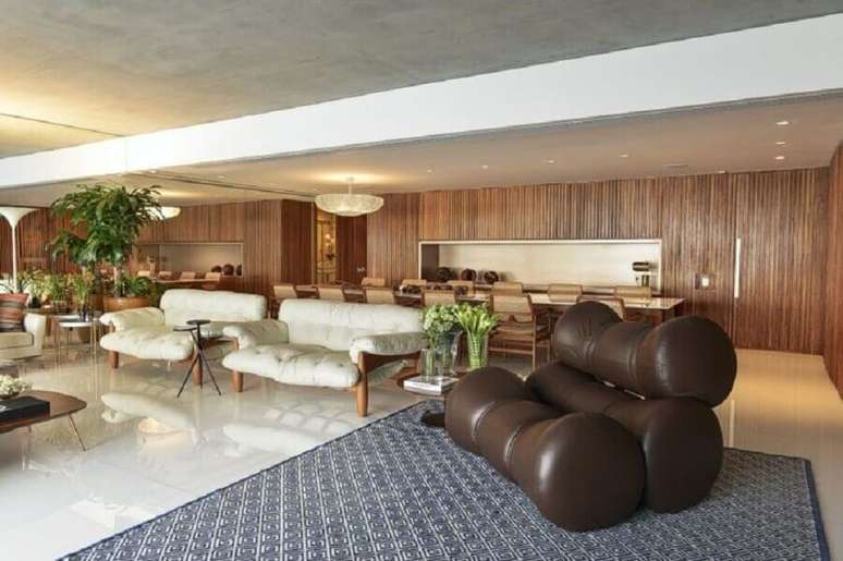 3. Para ambientes amplos é possível usar além do sofá também a poltrona namoradeira – Foto: Santos & Santos Arquitetura