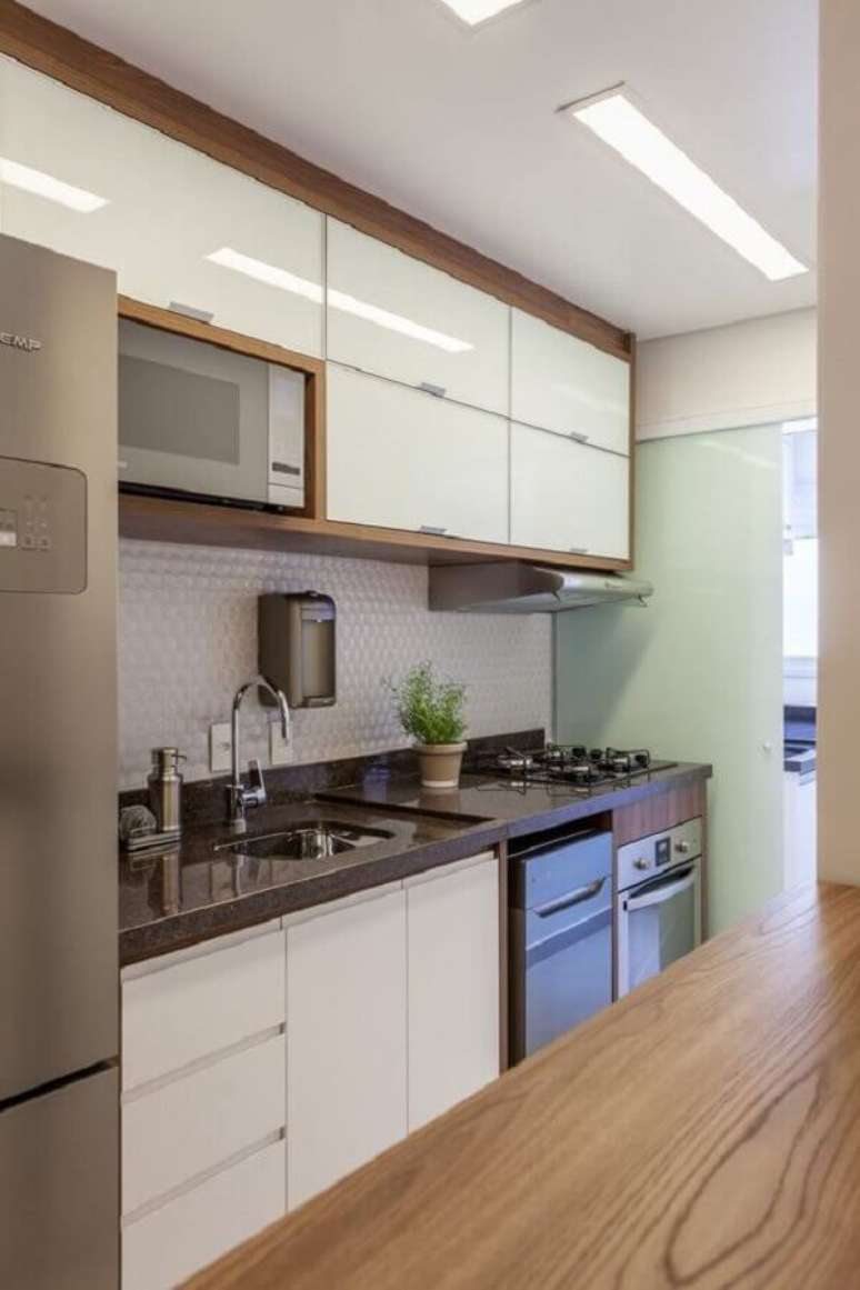 68. Decora&ccedil;&atilde;o simples com arm&aacute;rio planejado para cozinha pequena &ndash; Foto: R&uacute;bia M. Vieira Interiores