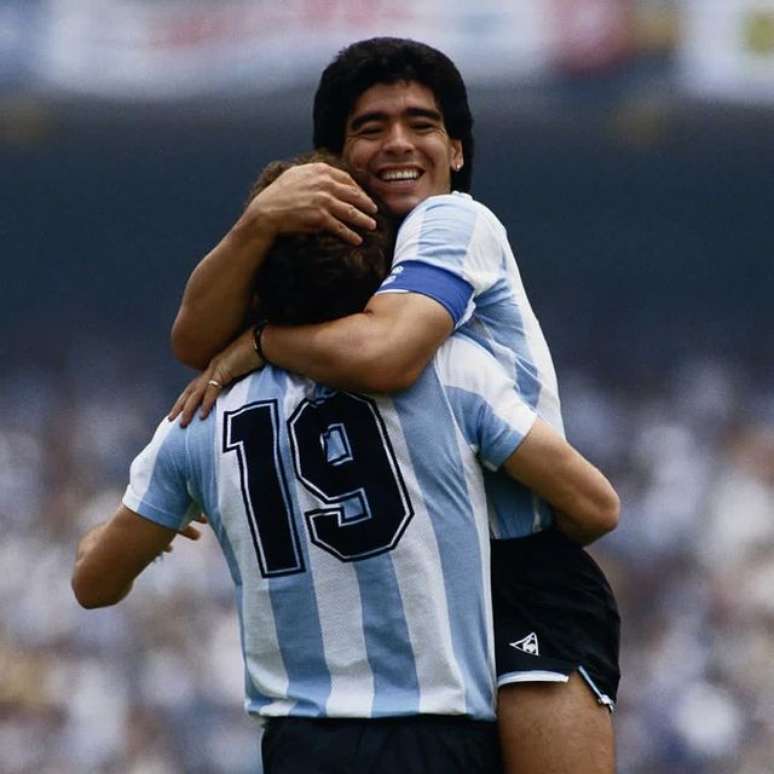 Oscar Rugerri é abraçado por Maradona em 86 Reprodução/Instagram @ruggeri86oficial