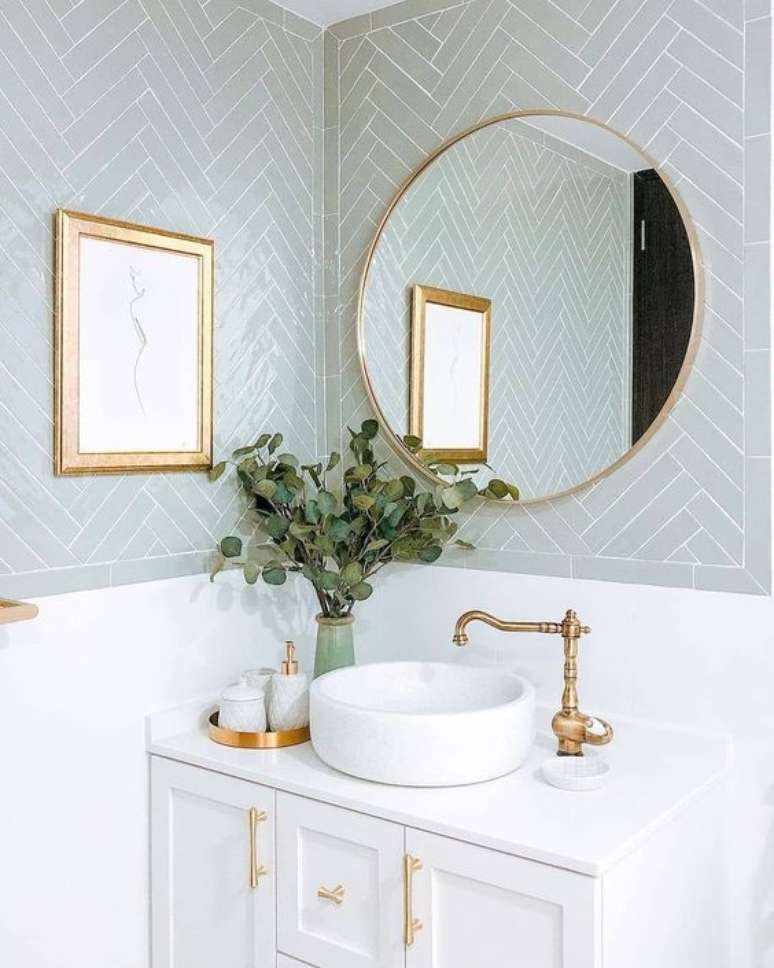 7. Banheiro luxuoso com espelho de moldura redonda dourada – Foto Casa Abril