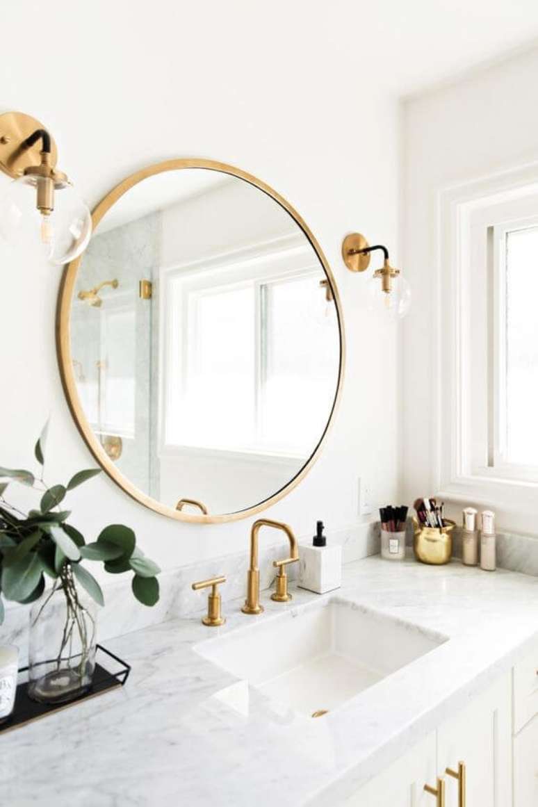 27. Moldura redonda dourada para banheiro branco e chique – Foto Ashley Winn Design