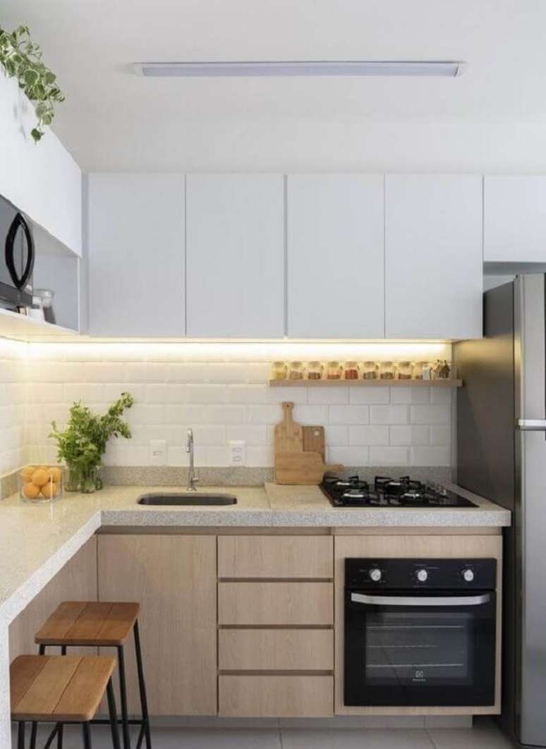 44. Decora&ccedil;&atilde;o com arm&aacute;rio planejado para cozinha de canto &ndash; Foto: Apartment Therapy