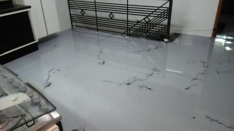 27- O porcelanato liquido &eacute; um revestimento de baixa manuten&ccedil;&atilde;o. Fonte: Epoxi Edi Porcelanato Liquido