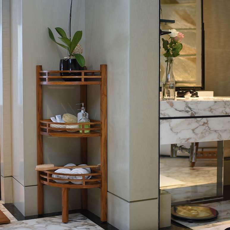 6. Cantoneira para banheiro de madeira organizando e decorando o Espa&ccedil;o &ndash; Foto Overstock