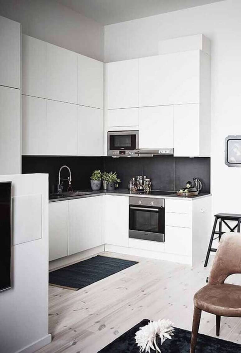 41. Decora&ccedil;&atilde;o com arm&aacute;rio planejado para cozinha branca de canto &ndash; Foto: Home Fashion Trend