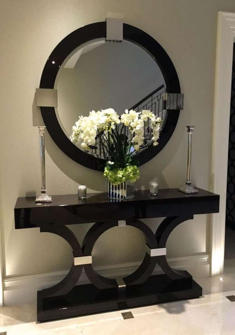 37. Moldura redonda preta para espelho na sala de estar com aparador preto – Foto Insplosion