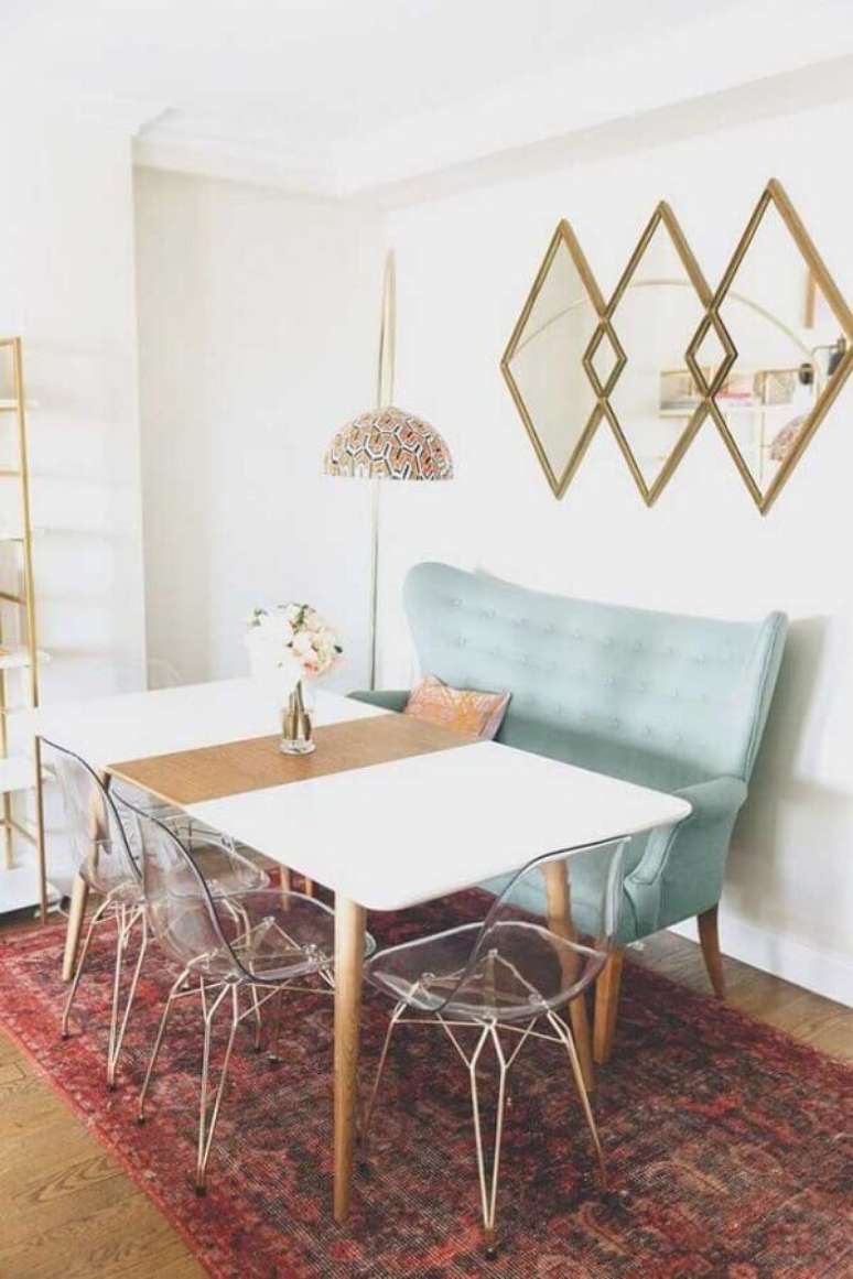 5. Decora&ccedil;&atilde;o para sala de jantar com sof&aacute; namoradeira verde &aacute;gua &ndash; Foto: We Heart It