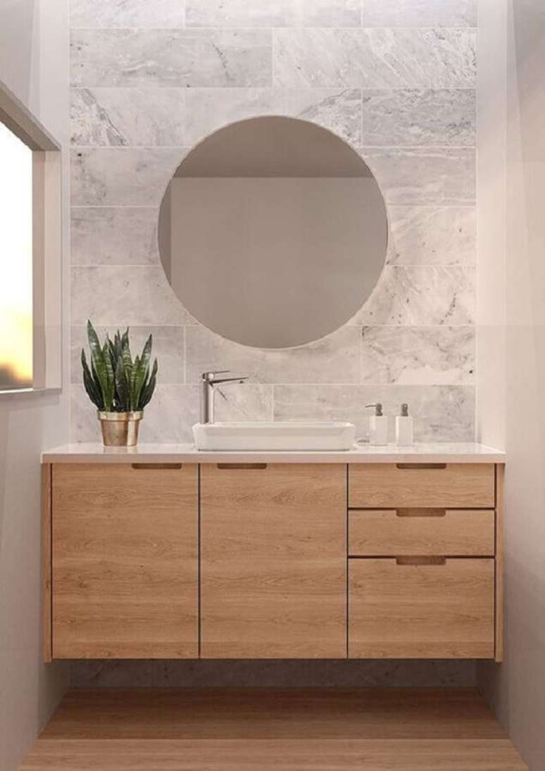 63. Decora&ccedil;&atilde;o em cores claras para banheiro com arm&aacute;rio planejado de madeira &ndash; Foto: Mincio