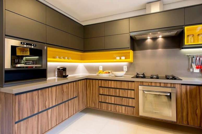 8. Decora&ccedil;&atilde;o moderna com nicho amarelo para cozinha com arm&aacute;rio planejado cinza com madeira &ndash; Foto: Tupinikim Arquitetura Luz Arte