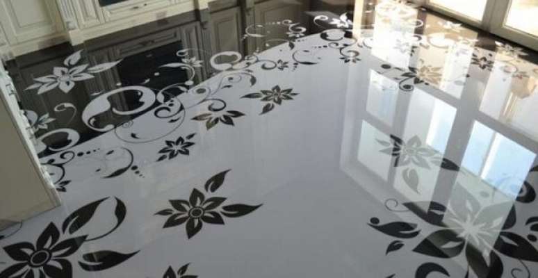 25- As principais caracter&iacute;sticas do porcelanato l&iacute;quido s&atilde;o a aus&ecirc;ncia de emendas, al&eacute;m disso, apresentam brilho intenso e resist&ecirc;ncia. Fonte: Reda&ccedil;&atilde;o CondominioSC