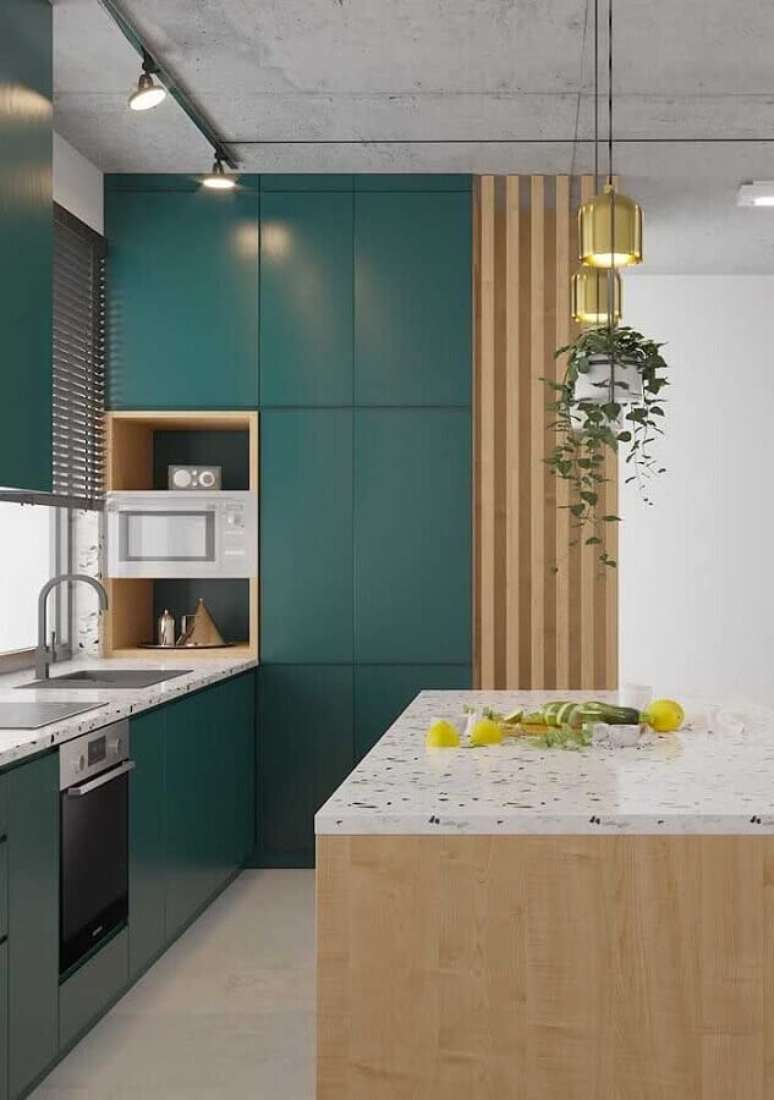 64. Decora&ccedil;&atilde;o moderna com arm&aacute;rio planejado para cozinha verde com madeira &ndash; Foto: Home Fashion Trend