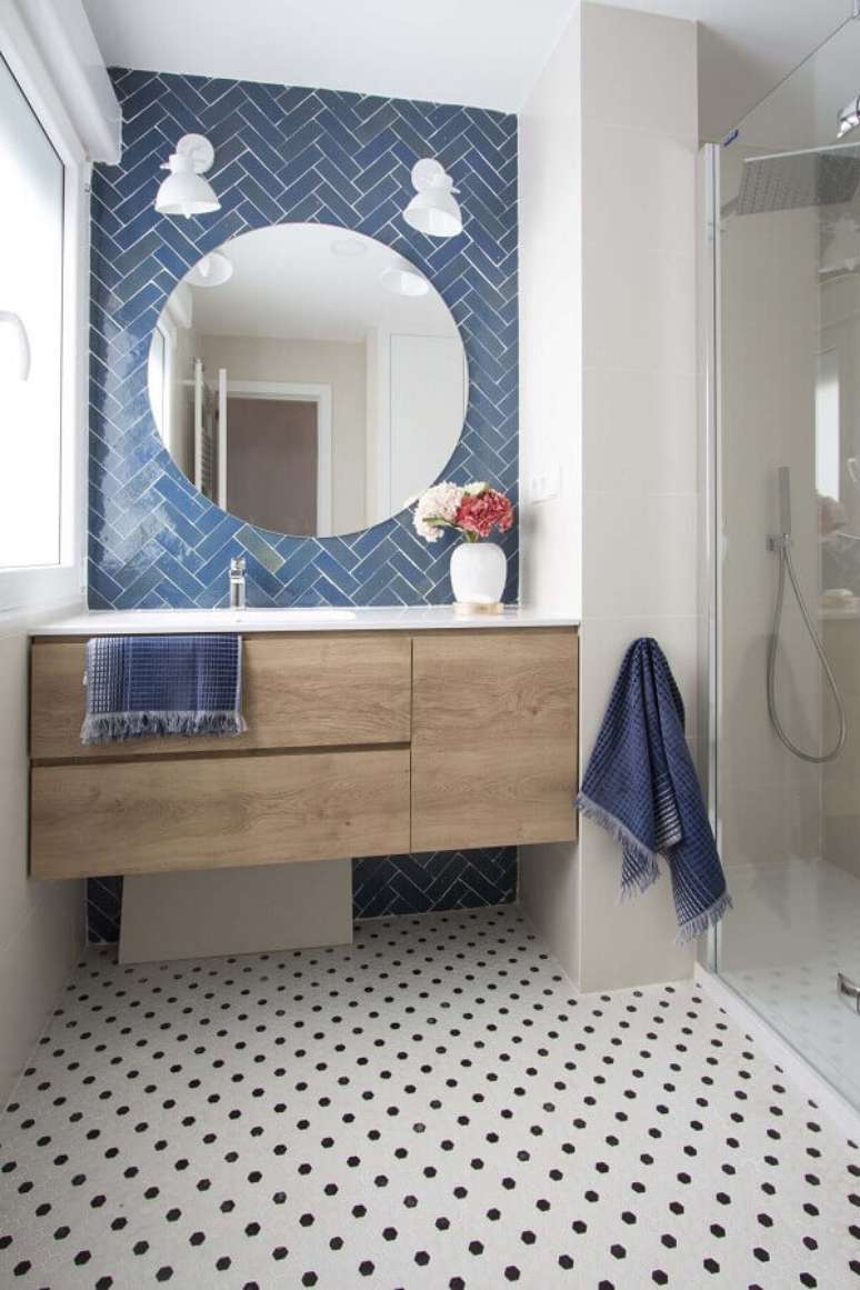 70. Modelo de arm&aacute;rio planejado para decora&ccedil;&atilde;o de banheiro com revestimento azul &ndash; Foto: Pinterest