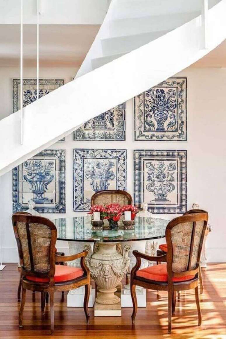 72. Sala de jantar decorada com revestimento cerâmico de azulejos portugueses. Fonte: Pinterest