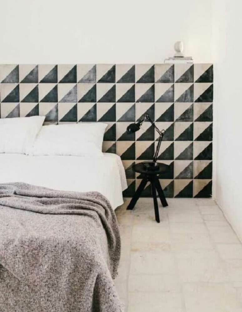41. Modelo de revestimento cer&acirc;mico parede em preto e branco. Fonte: Pinterest