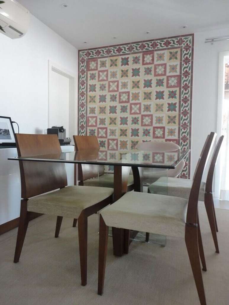 71. Sala de jantar com parede emoldurada em revestimento cer&acirc;mico de ladrilho hidr&aacute;ulico. Fonte: Pinterest