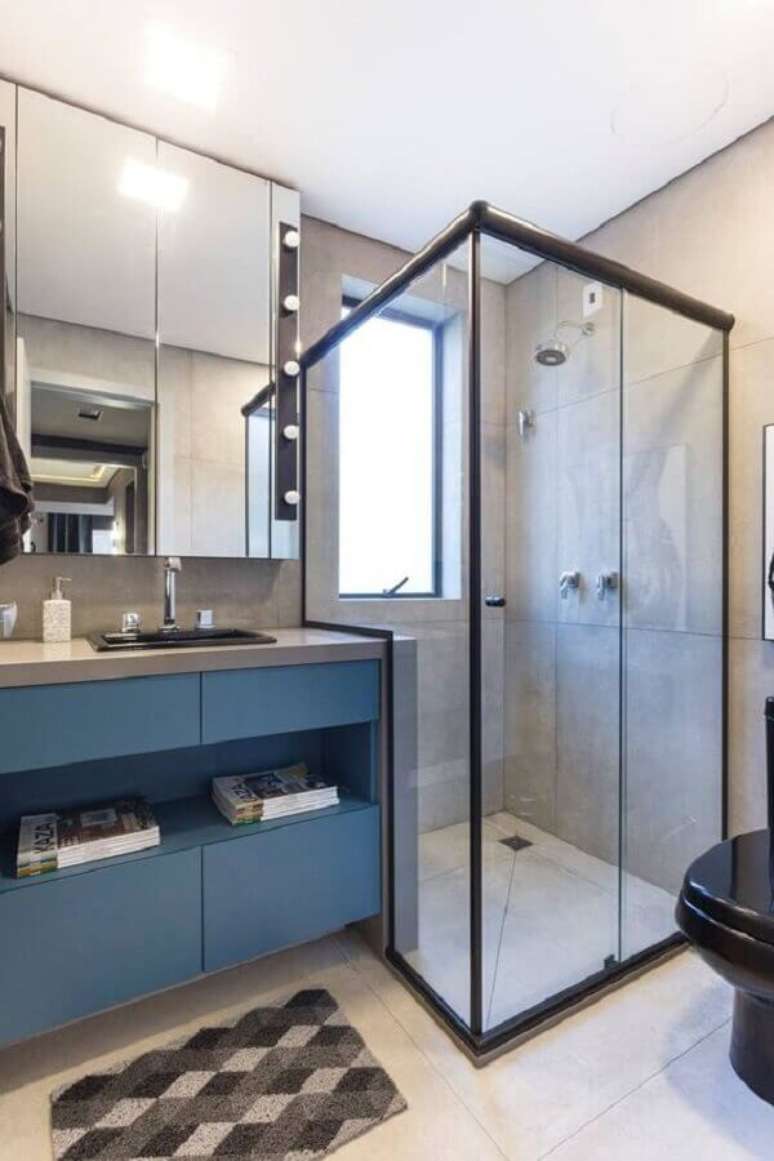 66. Decora&ccedil;&atilde;o para banheiro com arm&aacute;rio planejado azul e cinza &ndash; Foto: Dcore Voc&ecirc;