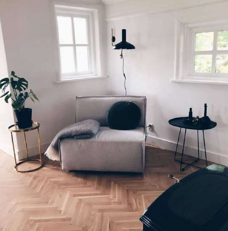 31. Decoração minimalista para sala simples com poltrona namoradeira – Foto: Marleen