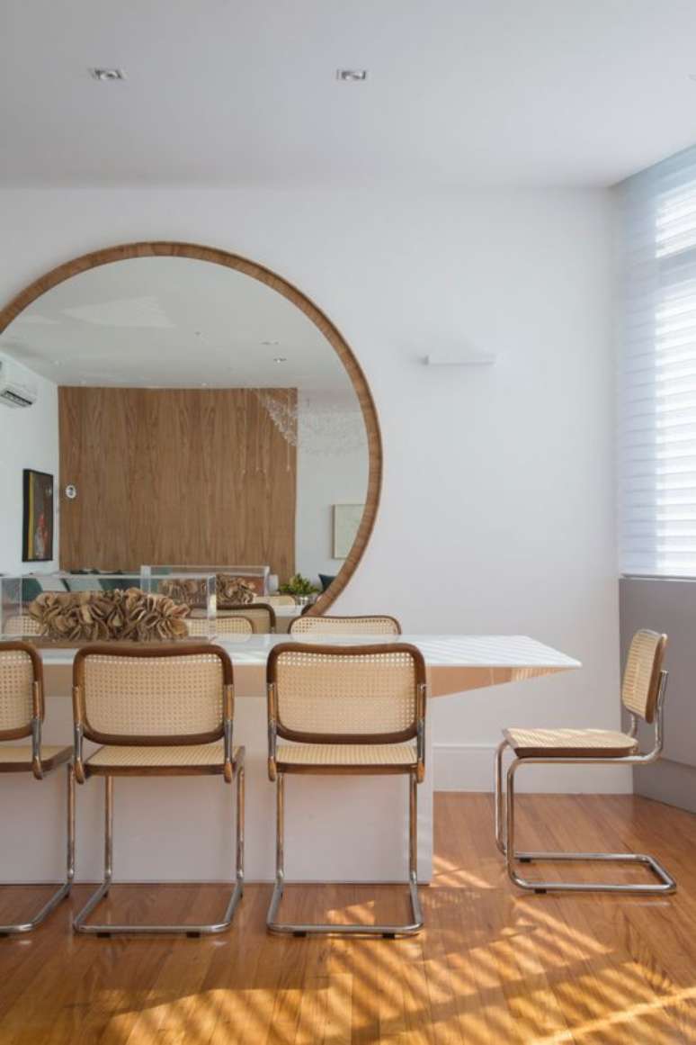 3. Sala de estar com moldura redonda de madeira – Foto Muui