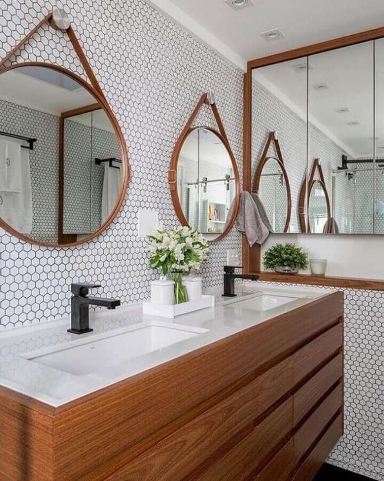 33. Espelho adnet e revestimento cerâmico hexagonal branco decoram o banheiro. Projeto de Estúdio AE Arquitetura