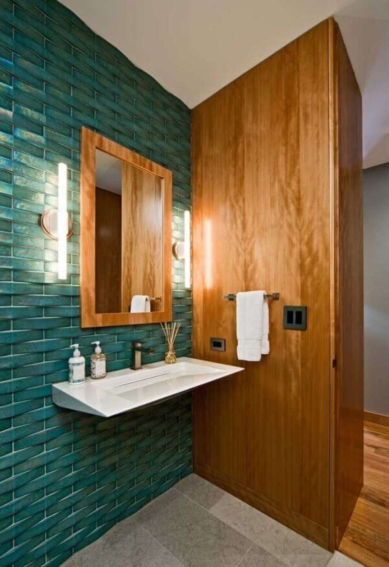 37. Madeira e revestimento cerâmico 3D verde marcam a decoração do lavabo. Fonte: Pinterest