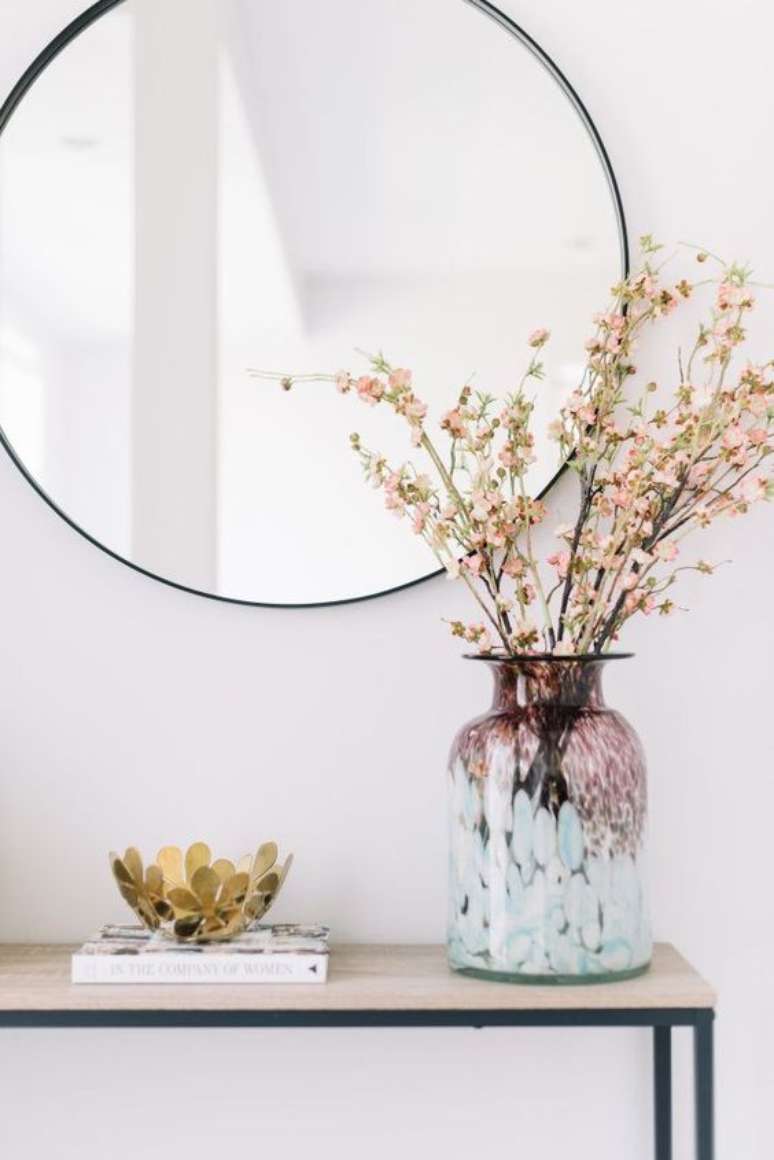 36. Moldura redonda preta com vaso de flores chique – Foto Pinterest