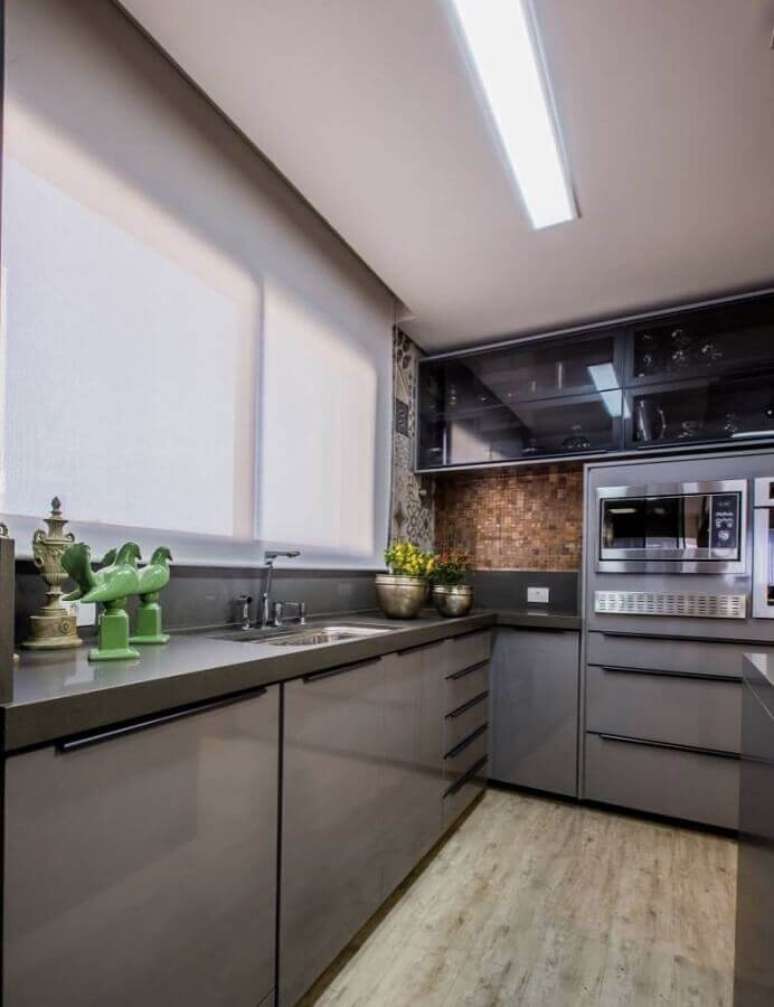 71. Tons de cinza para arm&aacute;rio planejado para cozinha pequena &ndash; Foto: Pinterest