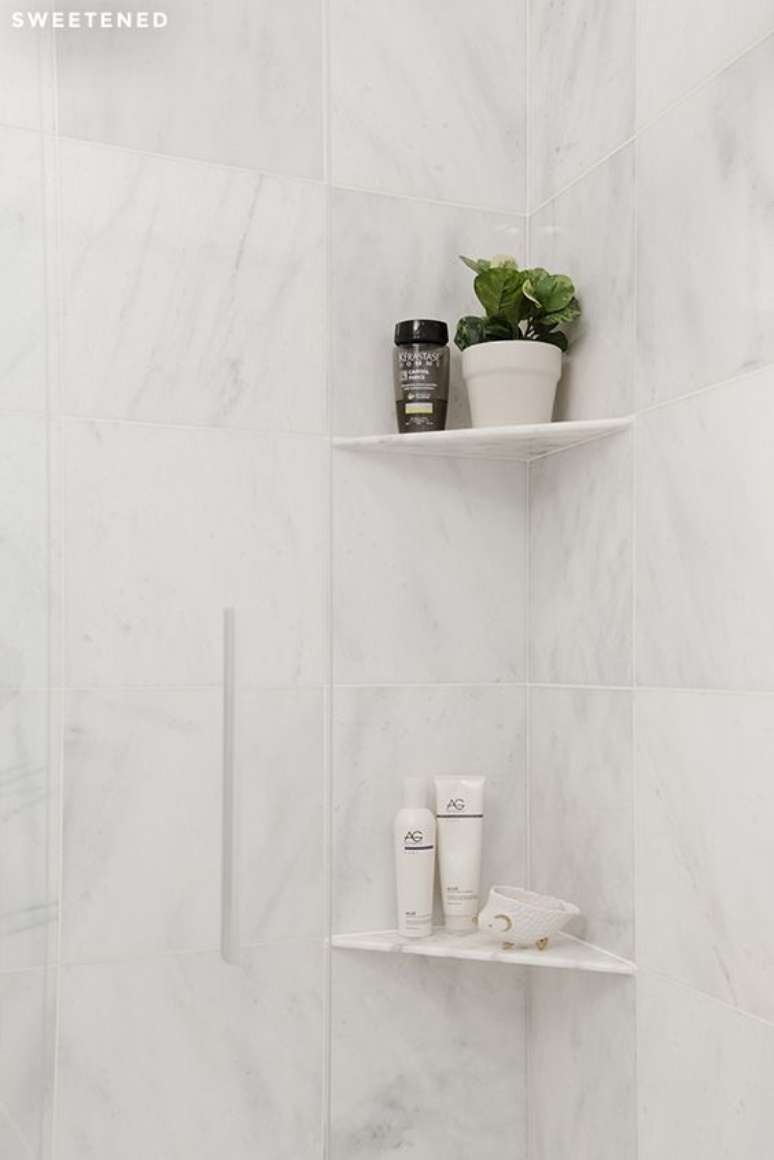 11. Cantoneira para banheiro de granito branco &ndash; Foto Sweeten