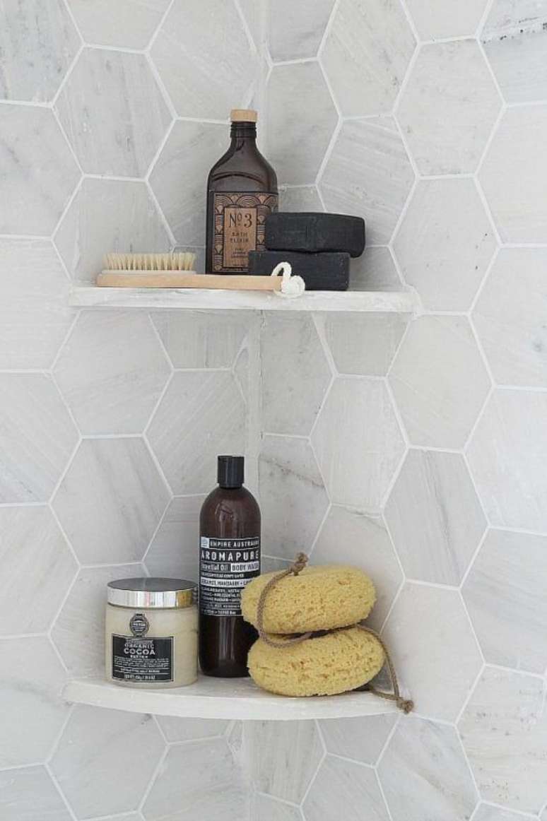 7. Cantoneira para banheiro de granito para organizar o ambiente -Foto Morning Chores