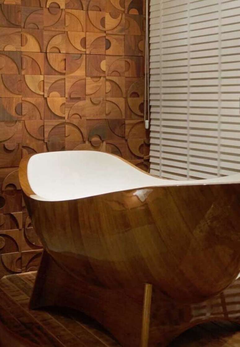 23. Banheiro sofisticado com revestimento cerâmico madeira. Fonte: Pinterest
