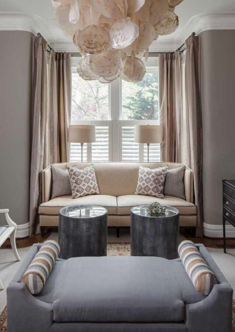 53. Decora&ccedil;&atilde;o para sala em tons neutros com sof&aacute; namoradeira &ndash; Foto: Daily Dream Decor