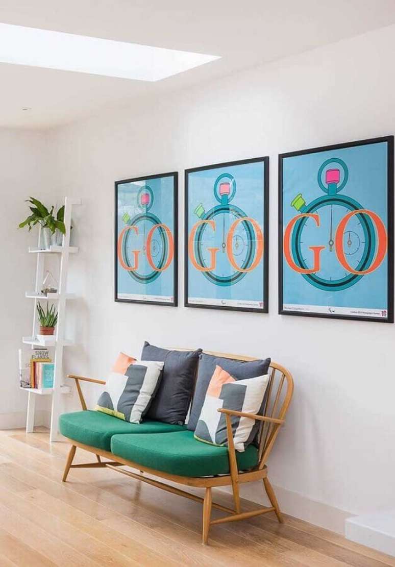 14. Decora&ccedil;&atilde;o para corredor com quadros e namoradeira de madeira &ndash; Foto: Supernova Decoraci&oacute;n