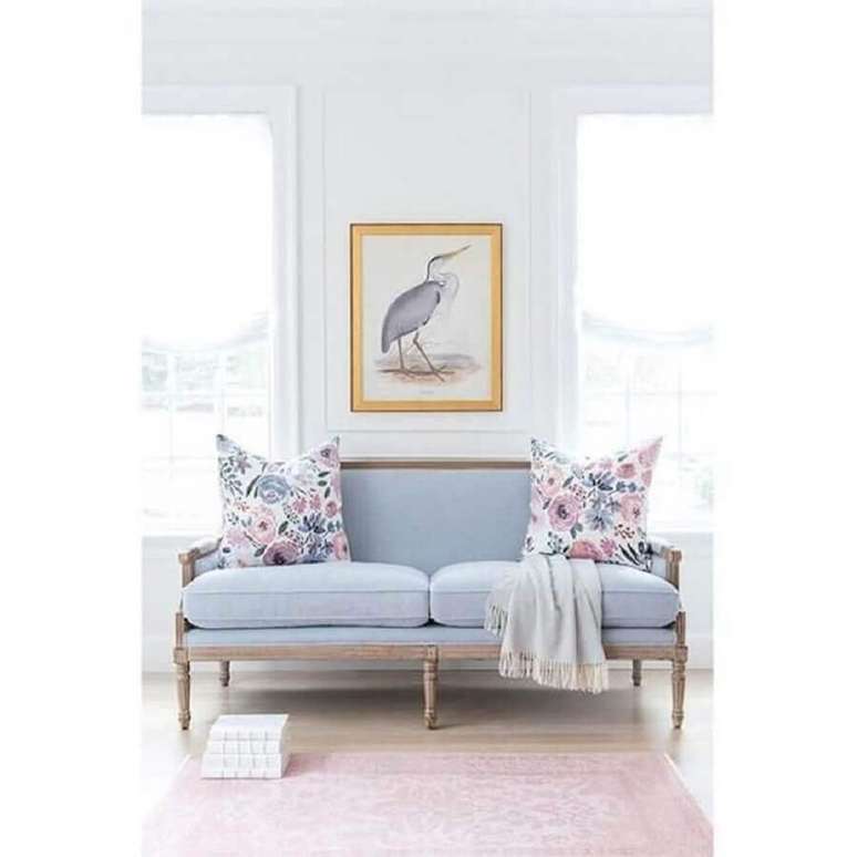 21. Decora&ccedil;&atilde;o em tons past&eacute;is com namoradeira de madeira com estofado azul claro &ndash; Foto: Caitlin Wilson